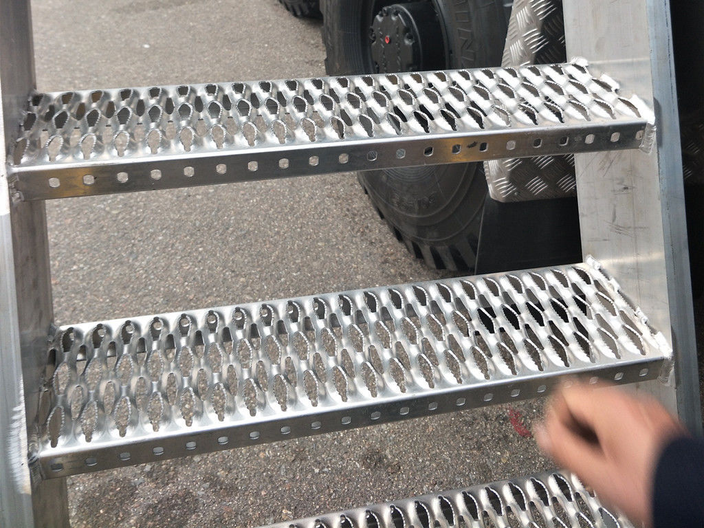 Diamond Grip Stair Tread Safety Grating For Catwalk Metal Tread Plate Floor Non Slip