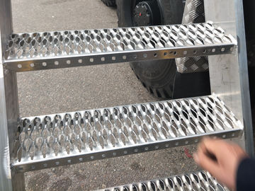 China Diamond Grip Stair Tread Safety Grating For Catwalk , Metal Tread Plate Floor Non Slip supplier