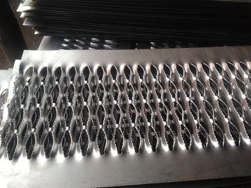 China High Strength Anti Skid Metal Plate Safety Perforated Metal Grip Corrosion Resistance supplier