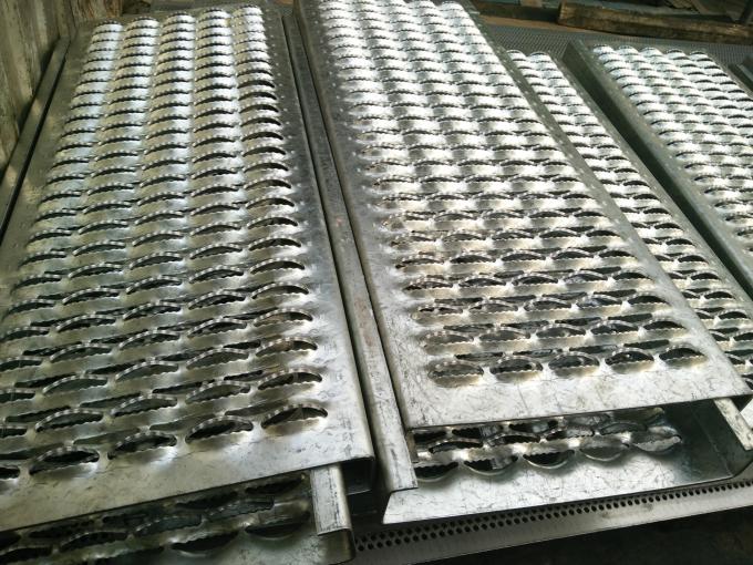 High Strength Non Skid Metal Plate / Crocodile Mouth Checkered Plate for Flooring